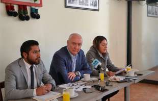 En conferencia, los representantes legales de la afectada: Edith Romero Martínez, Carlos Antonio Valenzuela Pilgram y Luis Flores López