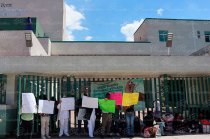 Con pancartas en mano, trabajadores del Hospital Mónica Pretelini exigieron al IMSS-Bienestar el pago de quincenas y prestaciones laborales pendientes.