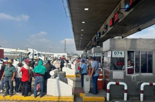 Vecinos levantan las plumas de la caseta de Tepotzotlán en protesta por el cambio de nombre de su colonia