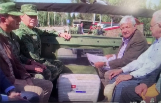 Visita López Obrador la Base Militar de Santa Lucía