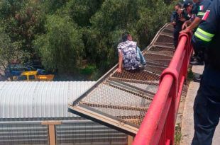 #Video: ¡Tensión! Momento del rescate de hombre en puente de Tlalnepantla