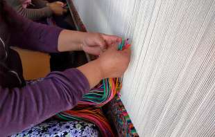 Utiliza artesana mexiquense 140 mil nudos para elaborar un metro cuadrado en su textil