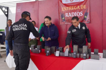 El alcalde Omar Sánchez Velázquez encabezó la entrega de radios de última generación a elementos de la Policía Municipal