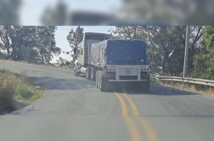 La carretera fue reabierta al tránsito vehicular tras la caída de un poste de luz que obstruyó el paso.