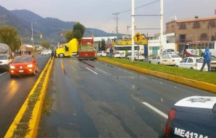 Tráiler genera caos vial en la Toluca-Tenango