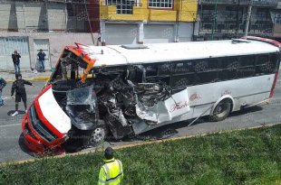 Cinco pasajeros resultaron lesionados tras el choque de un camión contra un muro en Toluca.