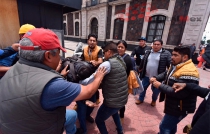 Golpean verificadores de Toluca a dos reporteros gráficos