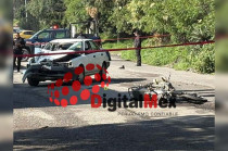 El hecho se registró sobre el camino a San Juan Tilapa, donde una motocicleta Italika, color negro, se impactó de frente contra un vehículo Nissan Tsuru, color blanco.