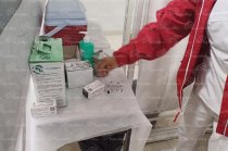 Los medicamentos caducos deben separarse y llevarse a contenedores especializados para evitar riesgos sanitarios y ambientales.