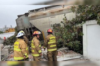 Los Bomberos y Protección Civil de Cuautitlán acudieron al sitio y verificaron los daños, además de que evacuaron la zona.