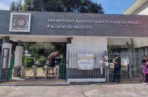 La médica residente Elena Colín pidió a la UAEMéx emitir una resolución definitiva sobre su situación académica, al asegurar que la falta de una determinación pone en riesgo la conclusión de su especialidad y una estancia de formación en Madrid, España.