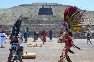 Ritual en Teotihuacán: danzantes piden por la lluvia y la prosperidad de las semillas en una ancestral ceremonia.