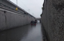 Autobús con 15 turistas queda atrapado en puente inundado, en Toluca