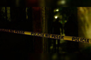 El cómplice, al ver a su compañero herido, permaneció junto a él suplicándole que resistiera, mientras intentaba reanimarlo.