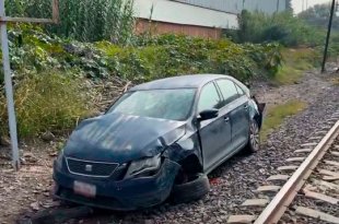 Una conductora intentó atravesar las vías antes del paso del ferrocarril y su vehículo fue alcanzado por la locomotora en avenida La Presa.
