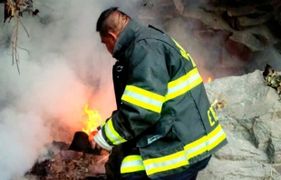 Sofocan Bomberos de Toluca fuego en zona de hojarasca de El Calvario