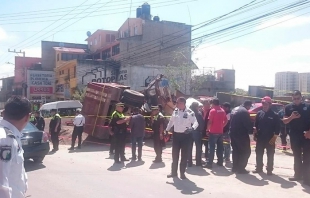 Vuelca torton, se lleva tres vehículos y mata a un conductor en Huixquilucan