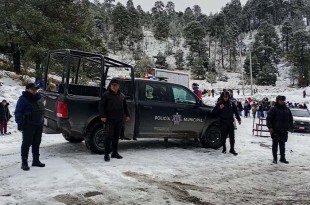 En el Parque de los Venados, punto de acceso al Nevado, la policía municipal de Toluca refuerza las labores de vigilancia para evitar contratiempos y brindar apoyo a los turistas.