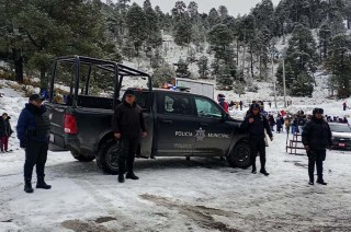 En el Parque de los Venados, punto de acceso al Nevado, la policía municipal de Toluca refuerza las labores de vigilancia para evitar contratiempos y brindar apoyo a los turistas.
