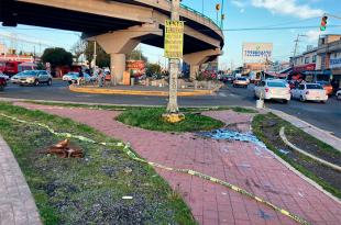 Un vehículo tipo Chevy salió de la carretera, subió  al camellón y  terminó chocando contra el poste de la cámara de video vigilancia