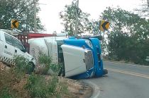 Vuelca camión de Red Cola en Tenancingo