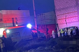 Conducía un coche compacto Chevrolet Matiz, el cual quedó volcado