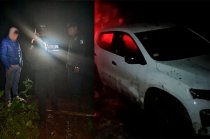 Entre la oscuridad y la lluvia, policías de Alta Montaña localizaron a un joven que quedó varado en Temascaltepec tras seguir las indicaciones de su GPS.