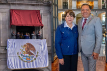 Ricardo Moreno y Delfina Gómez Álvarez en el balcón del Palacio Municipal durante el Grito de Independencia