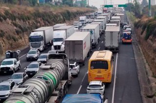 Transportistas mantienen restringida la circulación en la Chamapa-Lechería, donde solo un carril permanece abierto a la altura de Lago de Guadalupe.