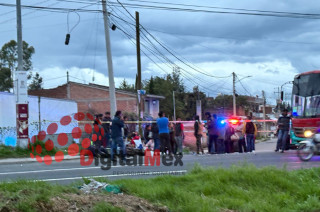 Policías en el lugar del accidente con una víctima
