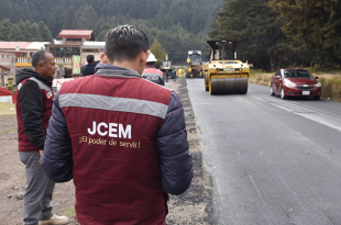 Trabajos de fresado y colocación de mezcla asfáltica avanzan en la carretera 202 Ocoyoacac-Tenango para mejorar la movilidad en la región.