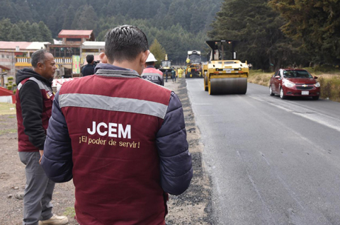 Trabajos de fresado y colocación de mezcla asfáltica avanzan en la carretera 202 Ocoyoacac-Tenango para mejorar la movilidad en la región.