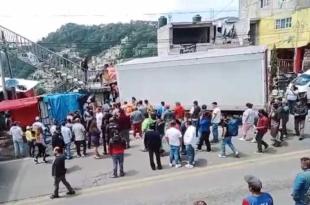 un tráiler perdió el control en el kilómetro 17 y se llevó al menos dos puestos semifijos