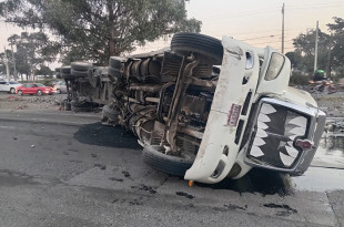 Tráiler que transportaba aluminio compactado volcó sobre la carretera Toluca-Atlacomulco, justo después del puente del mercado de Palmillas.