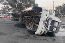 Tráiler que transportaba aluminio compactado volcó sobre la carretera Toluca-Atlacomulco, justo después del puente del mercado de Palmillas.