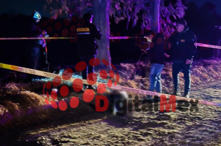 Personal de la Fiscalía General de Justicia del Estado de México realizó las diligencias correspondientes en el lugar donde fue hallado el cuerpo de un hombre con impactos de arma de fuego en Polotitlán.