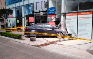 Coche impacta contra local en pleno centro de Toluca