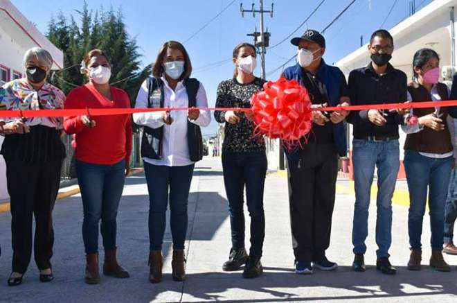 Lizeth Sandoval entregando obra pública en San Antonio la Isla