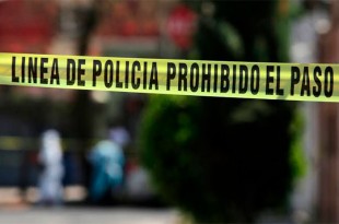 El triple homicidio fue descubierto por una joven que, al llegar a la casa, encontró a sus familiares heridos y tirados en el piso.