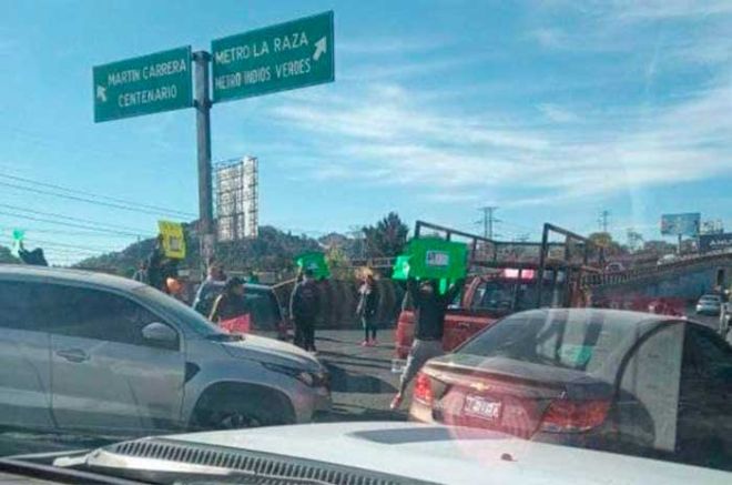 La protesta ha generado caos para cientos de automovilistas que pretenden llegar a la capital del país.