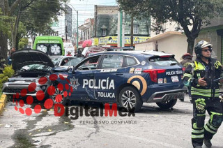 Servicios de emergencia acudieron al lugar para auxiliar a tres civiles y a un policía que resultaron lesionados.