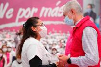 Entre otros apoyos dirigidos a este sector de la sociedad, el gobernador destacó la entrega de becas a alumnas para que sigan estudiando.