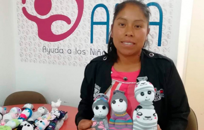 Elaboran muñecos para solventar los gastos de sus hijos con cáncer