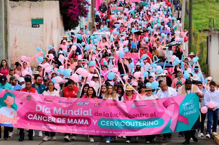 Autoridades, personal de salud, estudiantes y habitantes de Villa Victoria participaron en una marcha para promover la prevención y detección oportuna del cáncer de mama y cervicouterino.