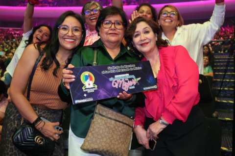 Maestras afiliadas al SMSEM de distintas regiones del Estado de México asistieron a las galas musicales realizadas en el Auditorio Nacional