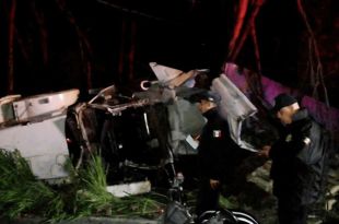 Vuelca camión con tabiques en la Toluca-Ciudad Altamirano