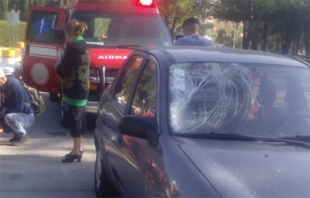 Se estampa motociclista contra parabrisas de auto en Toluca