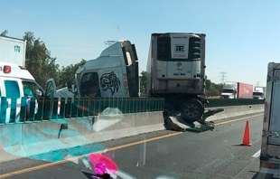 A la altura de la salida a Zumpango, otro tráiler no logró frenar y se impactó contra una pipa y a su vez con un auto particular 