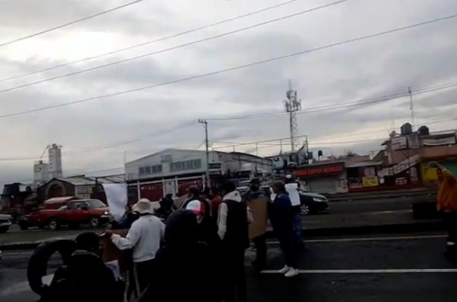 Este jueves pobladores bloquean la carretera Toluca-Naucalpan, pasando el Río Lerma.