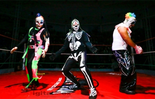 Asisten más de 3 mil aficionados a la lucha libre Triple AAA